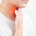 What are the common symptoms and warning signs of eosinophilic oesophagitis